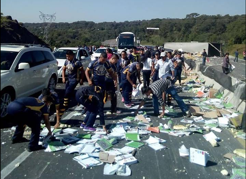 Vuelca tráiler cargado de libros en Veracruz… y se salva de los saqueos
