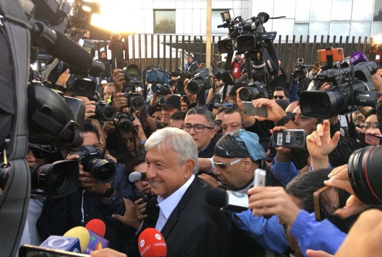 AMLO llega 45 minutos antes a su casilla, pide vigilar elecciones