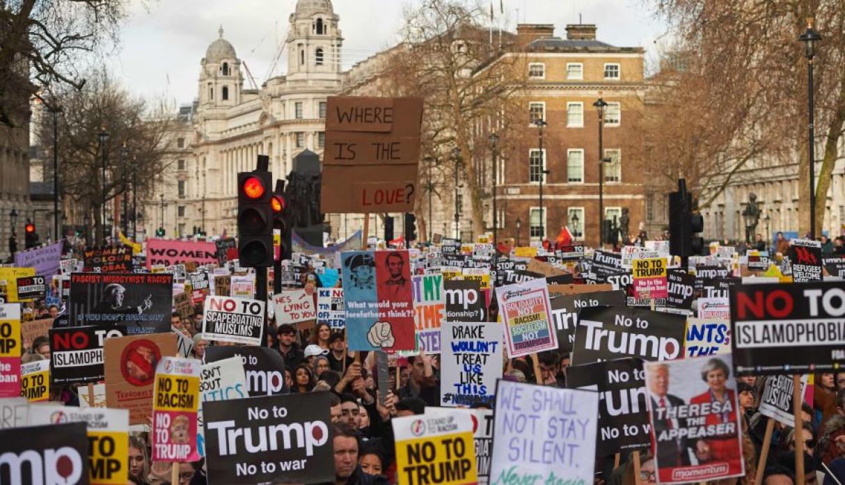 Reciben con manifestaciones a Donald Trump en Reino Unido