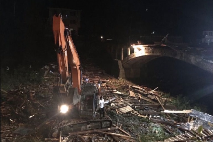 Al menos ocho muertos y tres heridos en derrumbe de puente en China