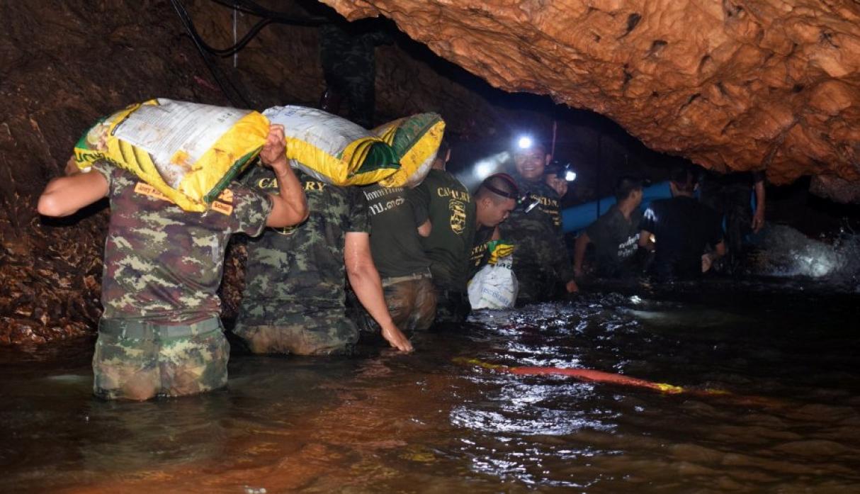 Muere buzo que ayudaba en el rescate de los niños atrapados en la cueva de Tailandia