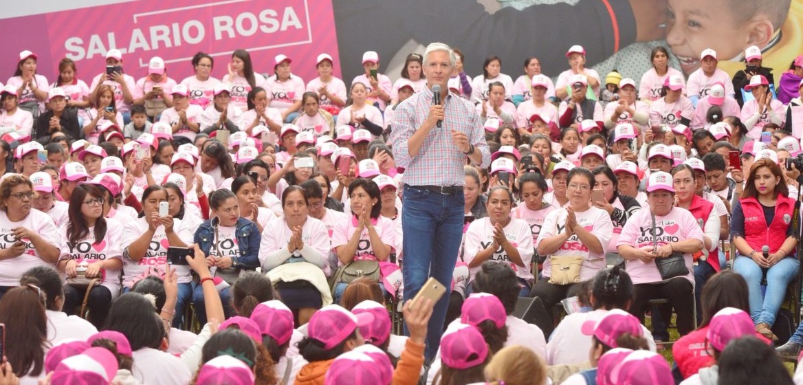 Entrega Alfredo del Mazo, tarjetas Salario Rosa a amás de casa del sur del Edomex