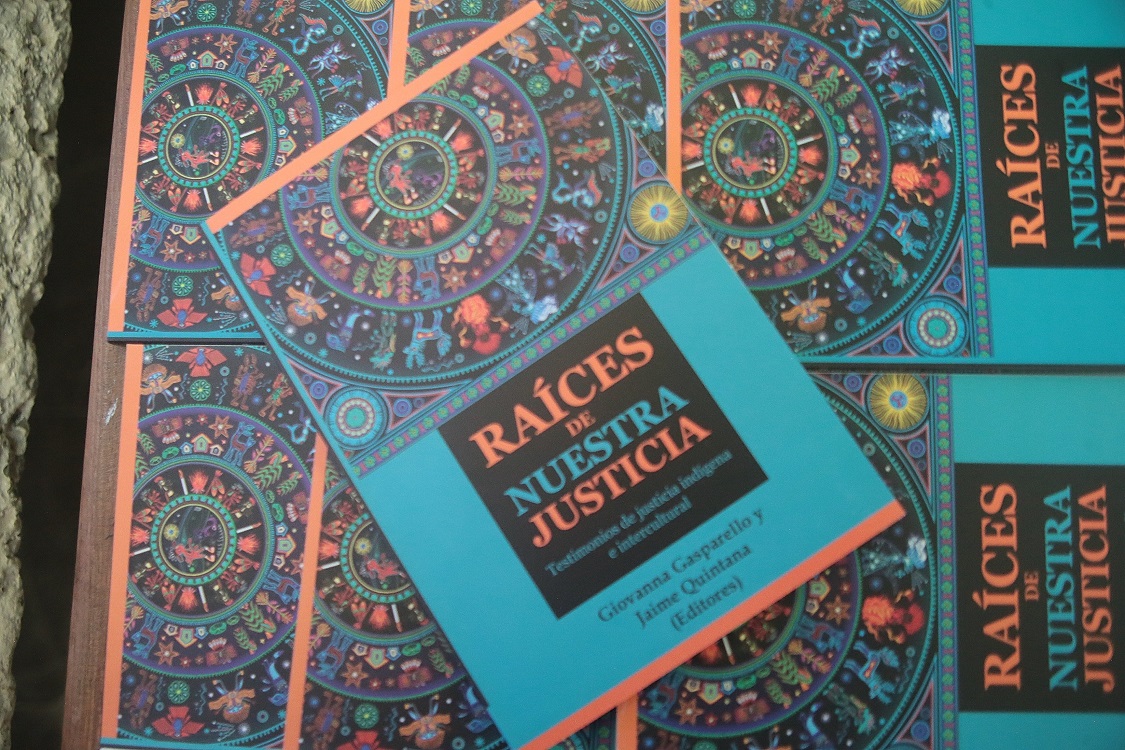 Presentan investigadores libro sobre las prácticas de justicia en comunidades indígenas