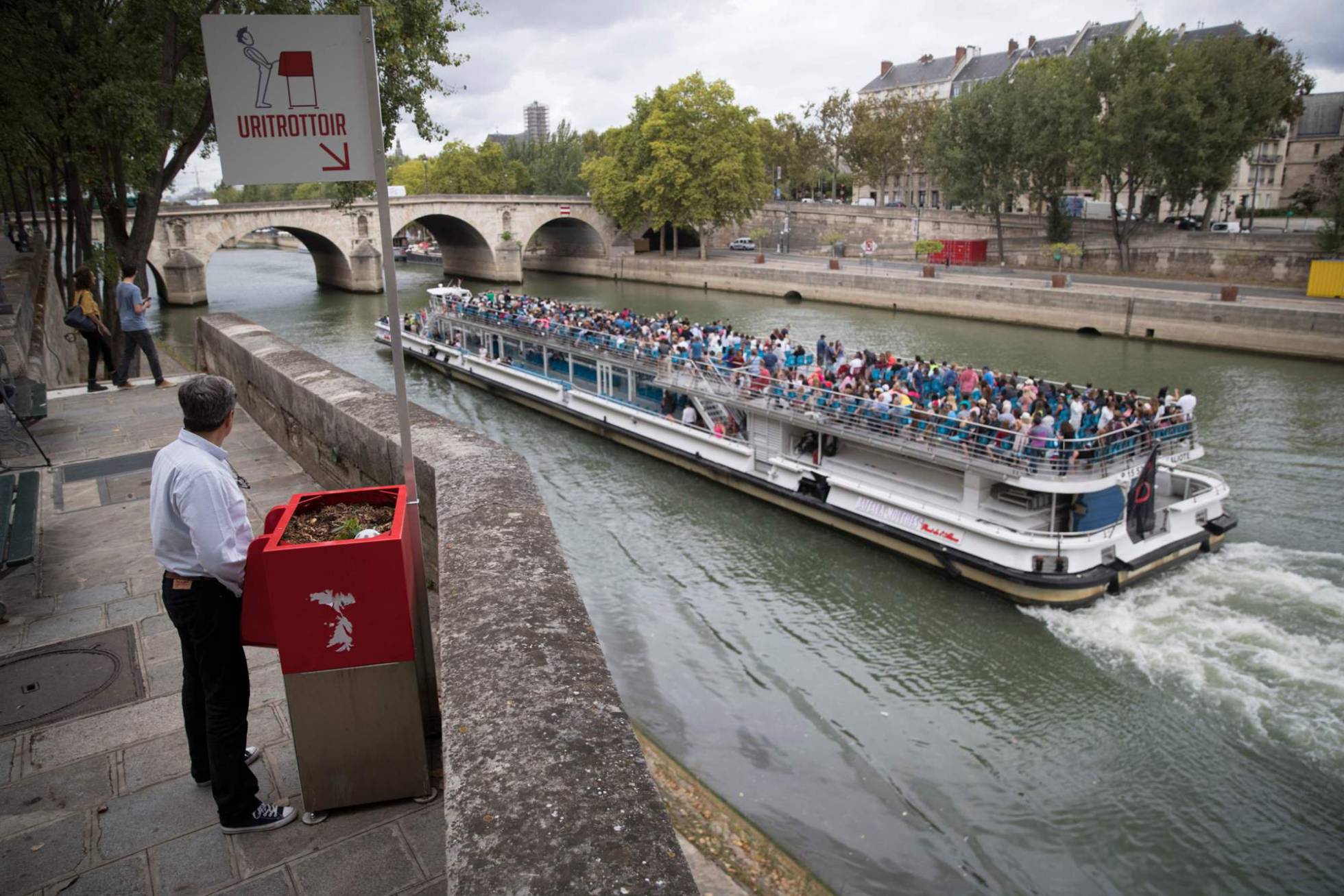 ‘Uritrottoir’, los urinarios públicos y ecológicos que han hecho enojar a París