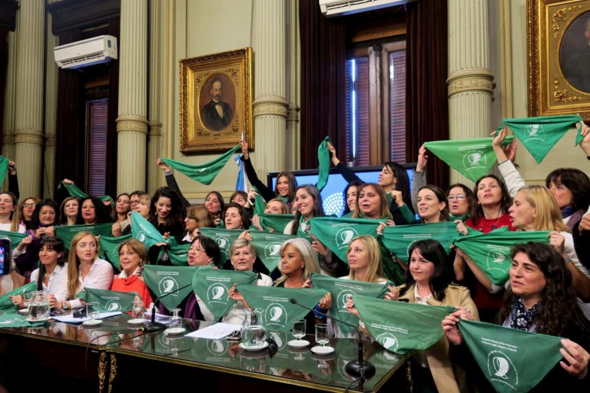 Senado de Argentina rechaza la despenalización del aborto
