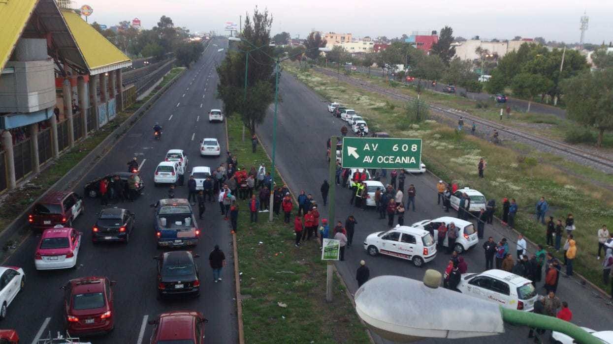 Taxistas bloquean principales vías del Edomex