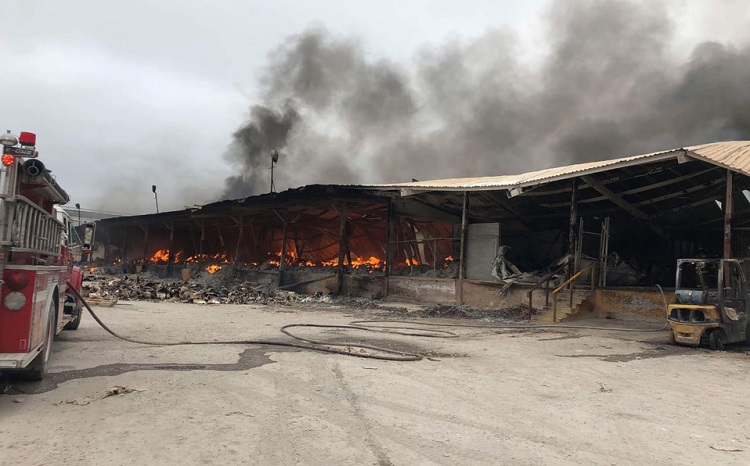 Incendio en bodega de cerámica en NL, desalojan a 150 empleados