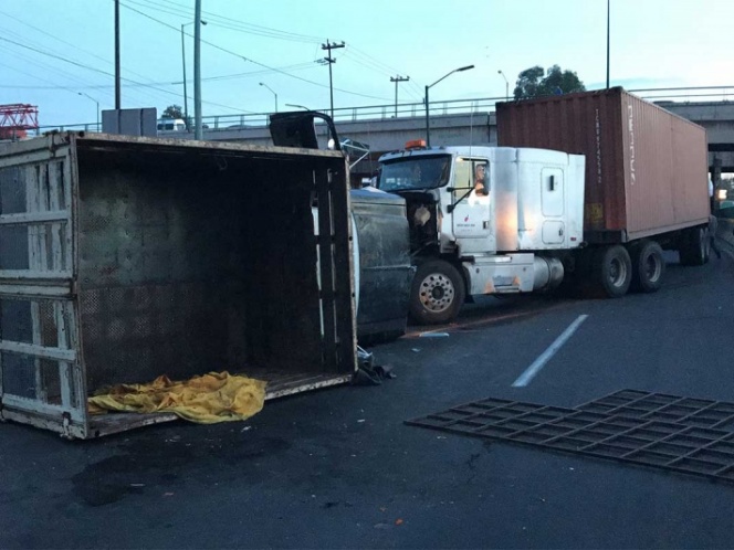 Se registra caos vial en la México-Querétaro por choque de camioneta y tráiler