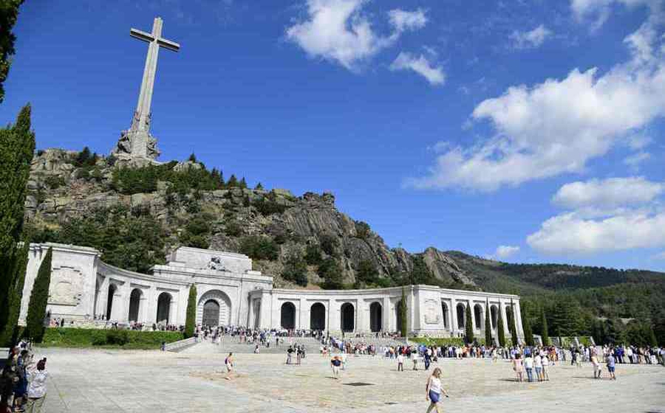 España inicia proceso para exhumar restos de Franco