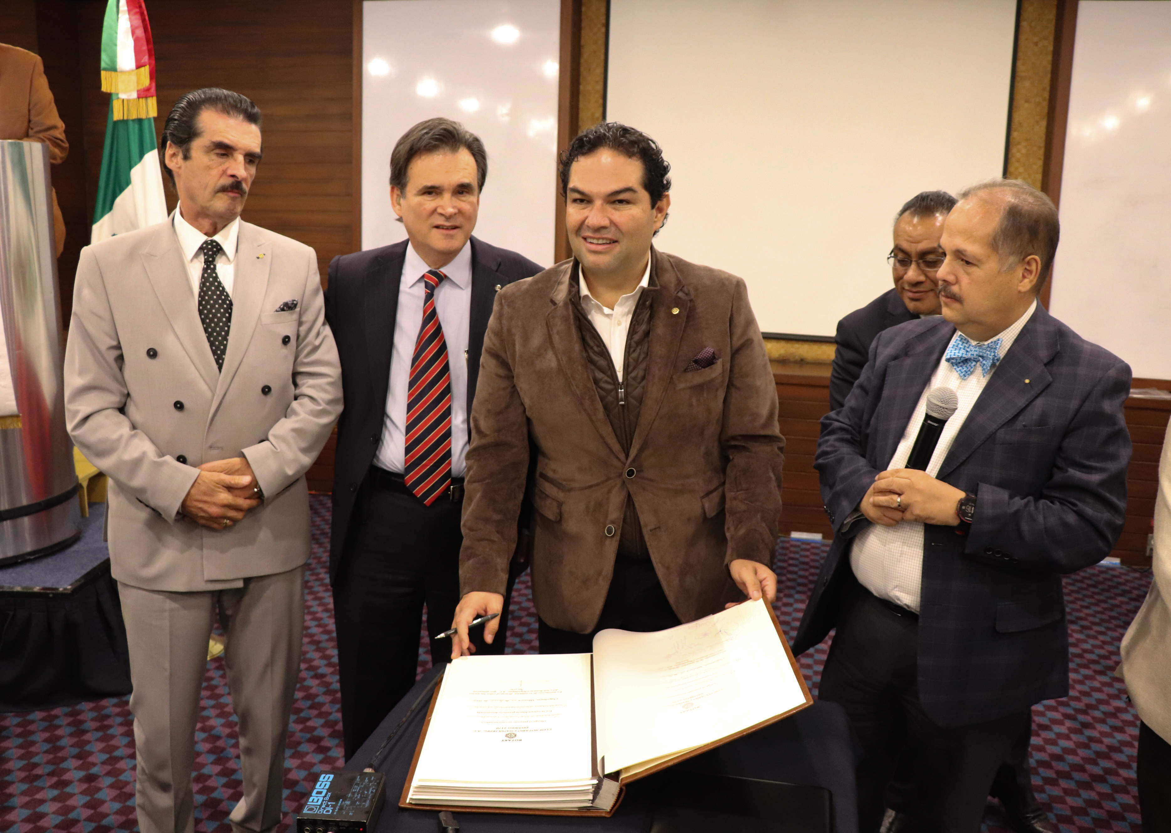 Recibe Enrique Vargas del Villar reconocimiento del Club Rotarios Chapultepec