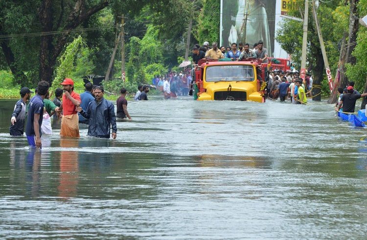 Tras inundación histórica en la India, se reportan más de 300 muertos