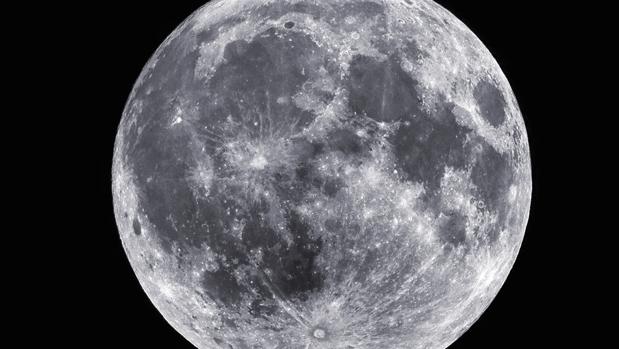 NASA confirma la existencia de hielo en polos de la Luna