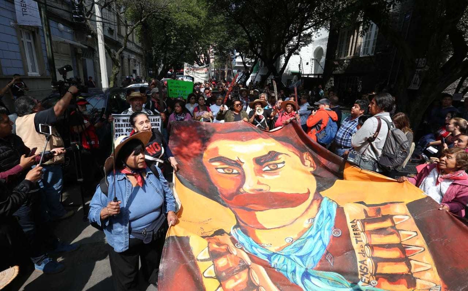 Pobladores de Atenco protestan frente a casa de transición; piden cancelar el NAICM