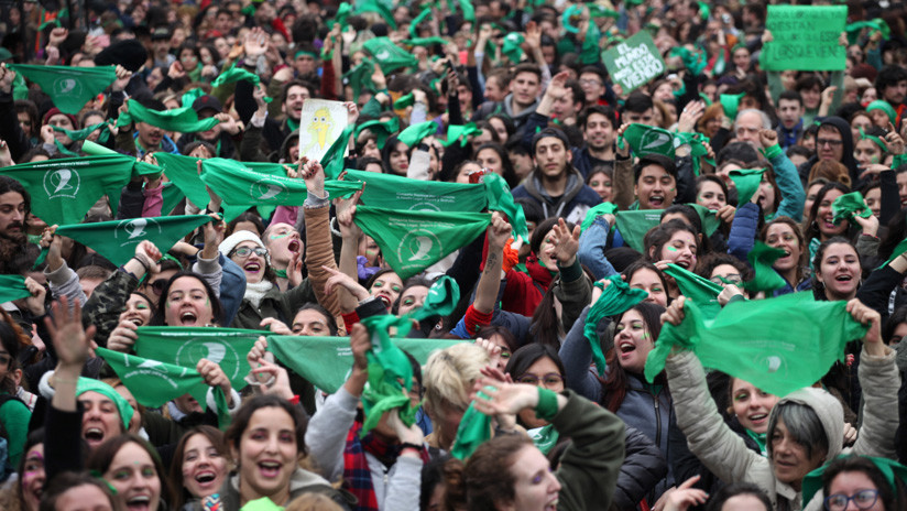 En Argentina hacen filas para renunciar a la iglesia católica, luego del NO al aborto legal