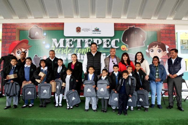 Inicia David López entrega de apoyos “Metepec Decide Contigo por la Educación”