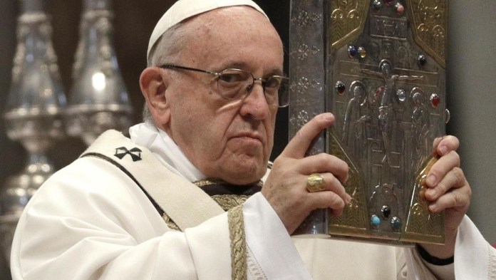Papa Francisco recomienda llevar a hijos gay al psiquiatra