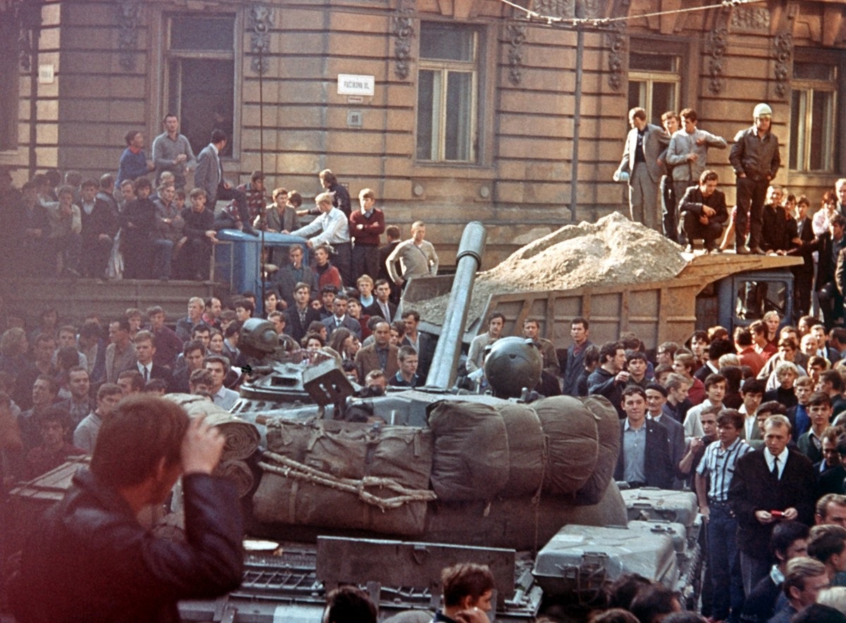 DEL ABSURDO COTIDIANO: 2 de octubre no se olvida. Cuando los tanques soviéticos aplastaron la Primavera de Praga