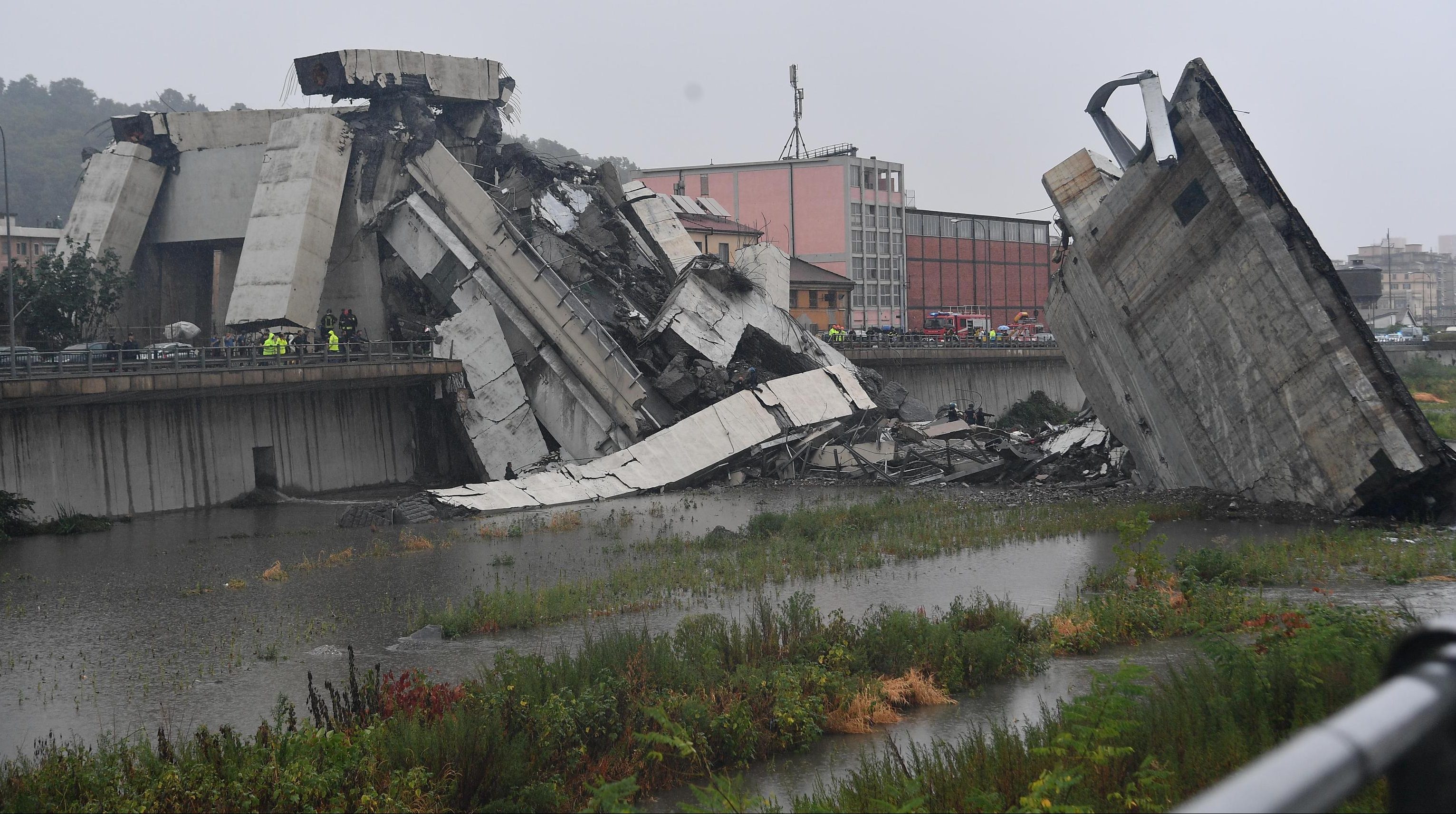 Aumenta a 39 el número de muertos por derrumbe del puente en Génova