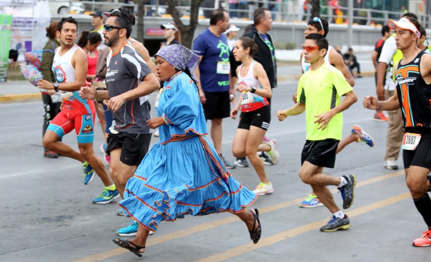 Jóvenes rarámuris viajan a Ciudad de México para correr el maratón