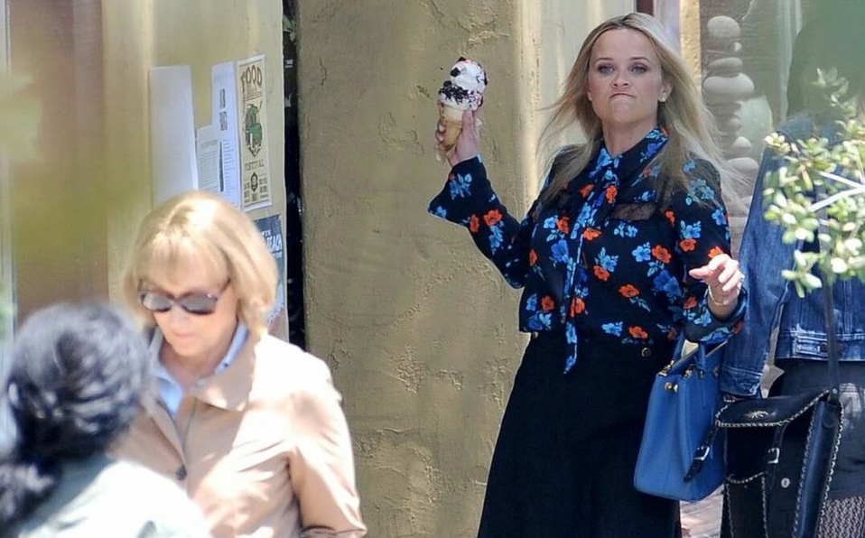 Reese Witherspoon le lanza un helado a Meryl Streep