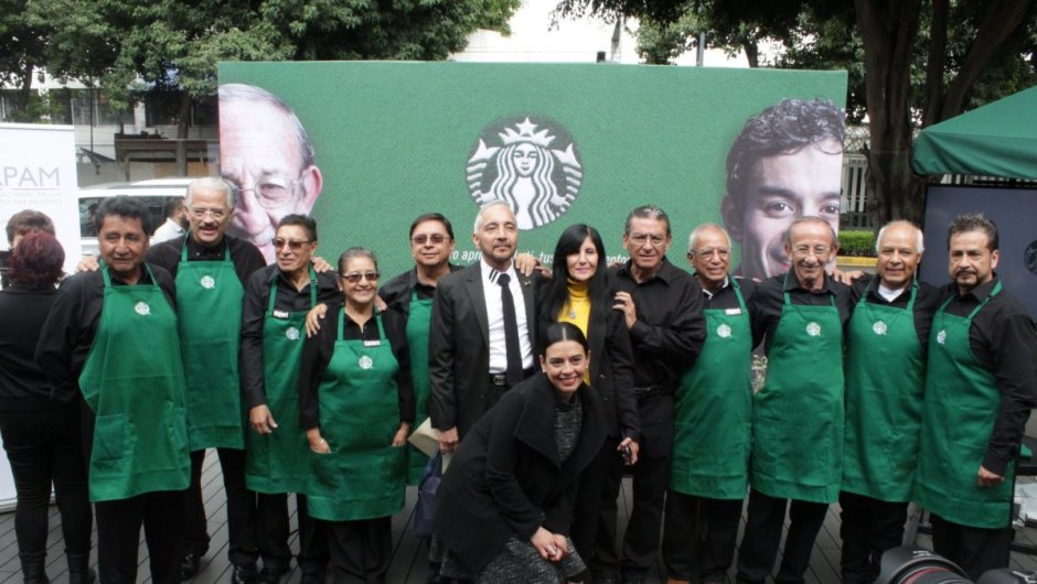 Starbucks abre en México su primer establecimiento atendido por mayores de 60 años