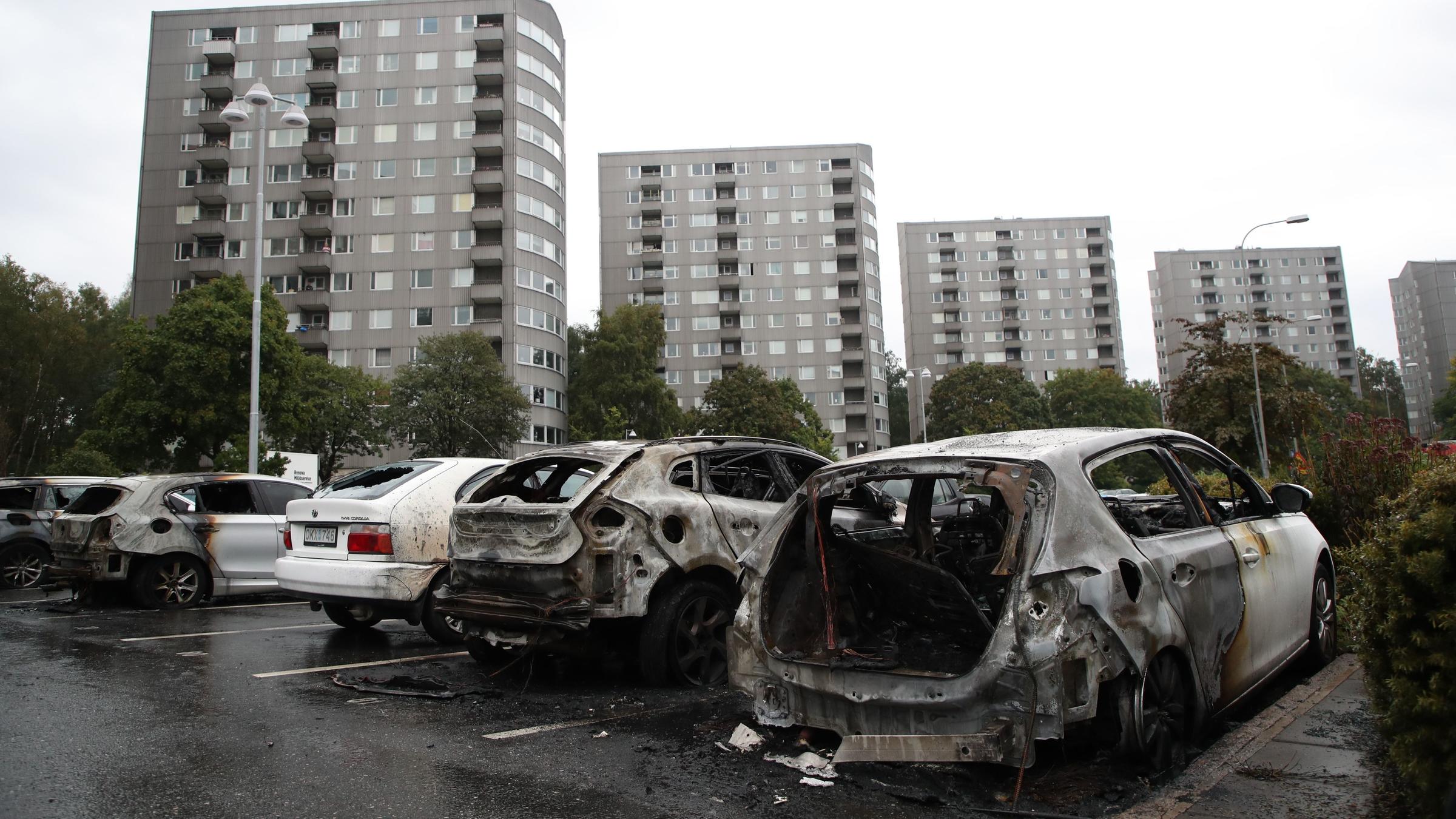 jóvenes queman 80 coches en Suecia como forma de protesta