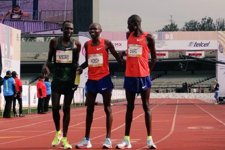 Titus Ekiru de Kenia gana primer lugar en Maratón de la CDMX