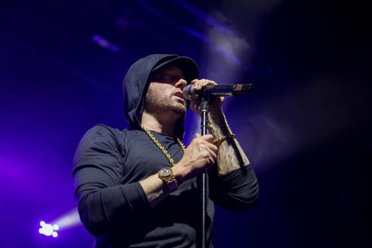 Eminem lanza disco sin previo aviso