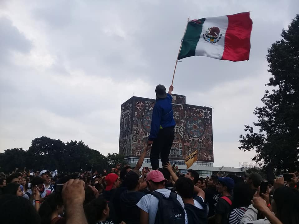 Fuera porros de la UNAM exigieron los estudiantes en la marcha de CU