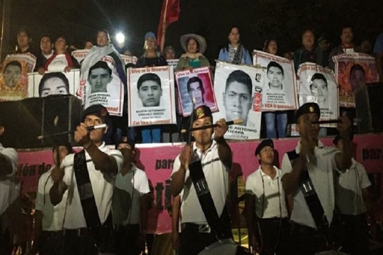 Padres de los 43 estudiantes normalistas de Ayotzinapa dan el “Antigrito”