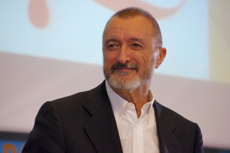 Arturo Pérez Reverte detrás de “El último dragón”