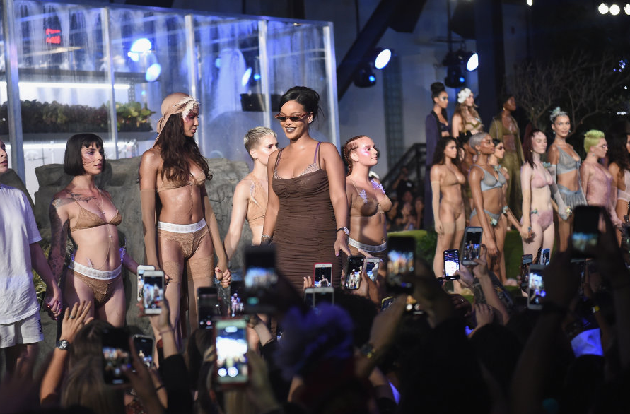 Modelos de diversas tallas, incluidas dos embarazadas, desfilaron para Rihanna