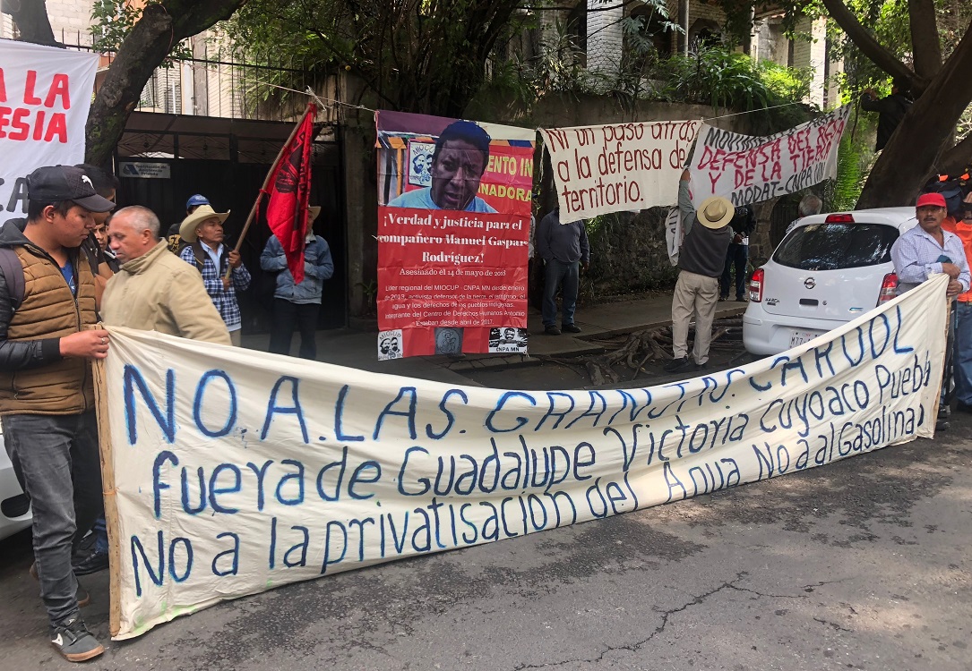 Instalan plantón indefinido de campesinos e indígenas en casa de transición de AMLO