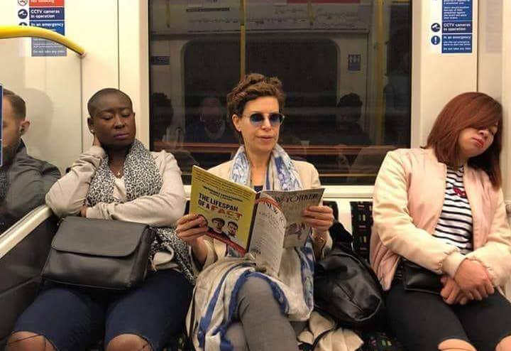 Karime Macias es captada leyendo en el Metro de Londres