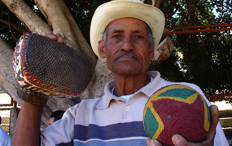 Migrantes mixtecos mantienen conexión con su comunidad originaria