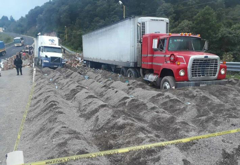 Saqueaban tráiler en Veracruz cuando otro los atropelló, murieron 3 personas