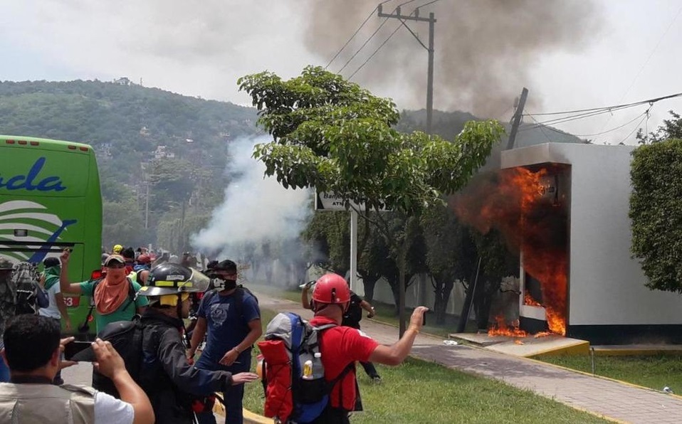 Normalistas lanzan petardos a cuartel militar en Iguala