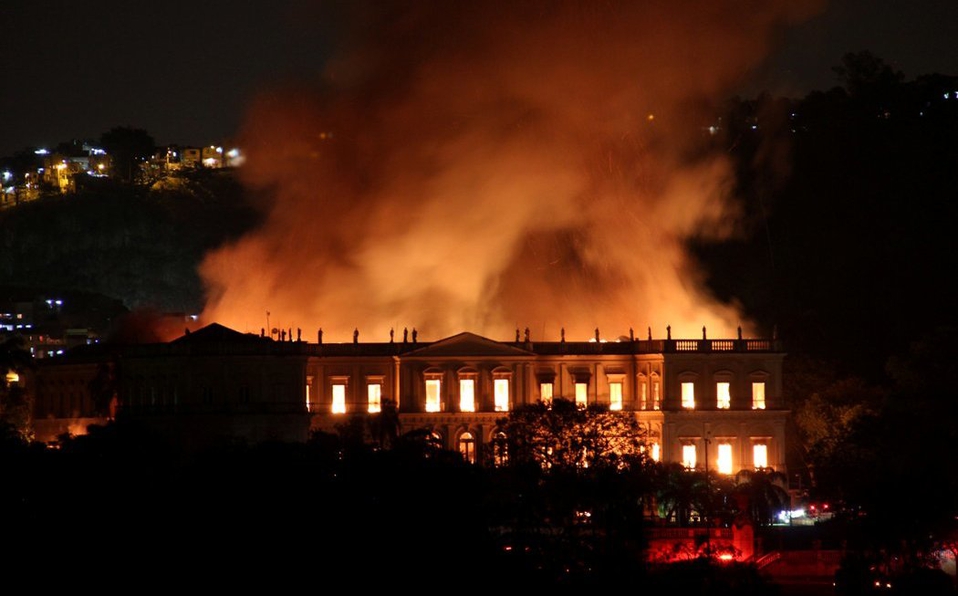 Incendio arrasa con Museo Nacional de Río de Janeiro