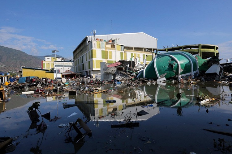 Asciende a 420 los muertos tras sismo y tsunami en Indonesia