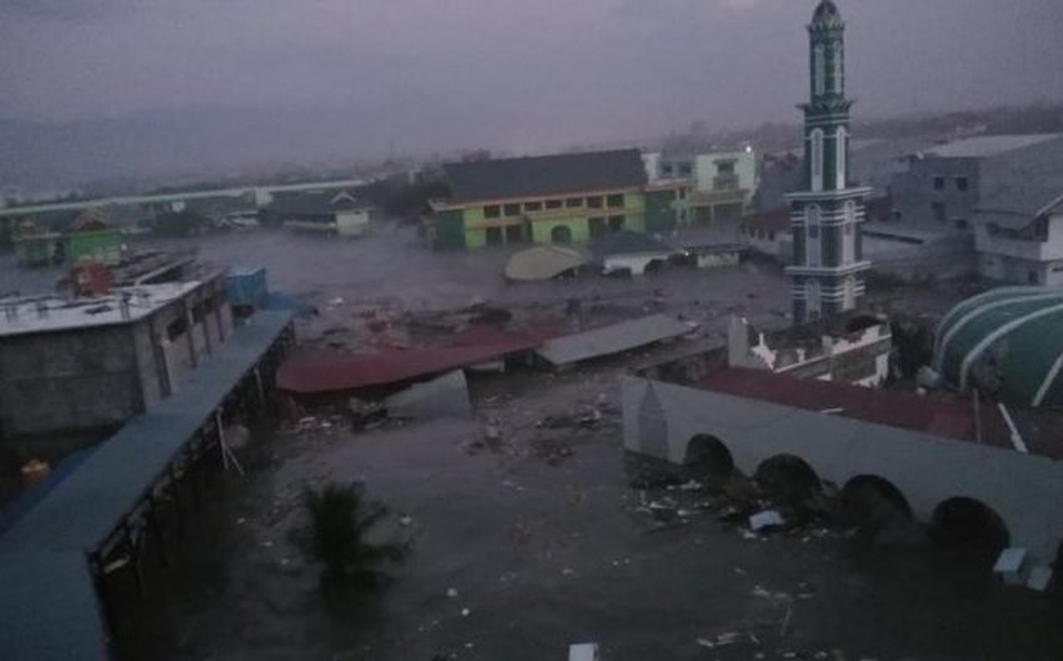 Tras terremoto de 7.5, tsunami impacta a dos ciudades de Indonesia
