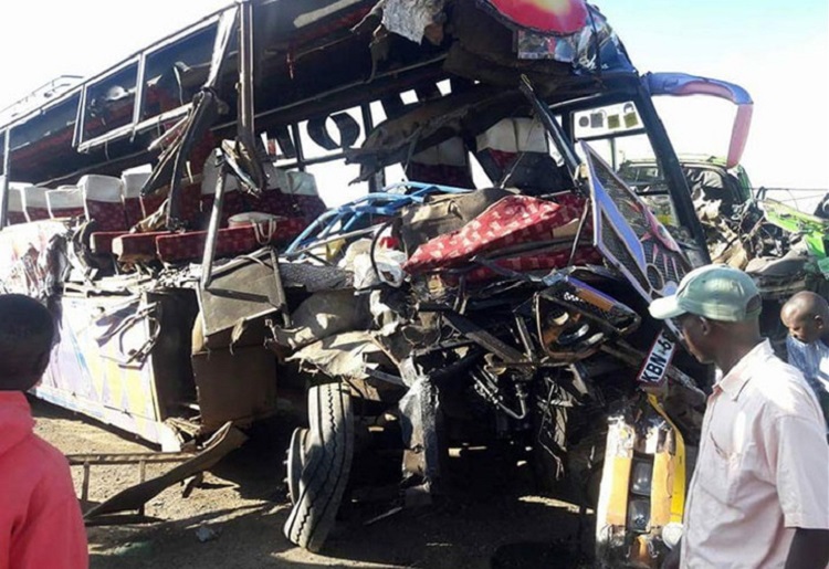 Choque entre un camión y autobús deja 11 muertos en Kenia