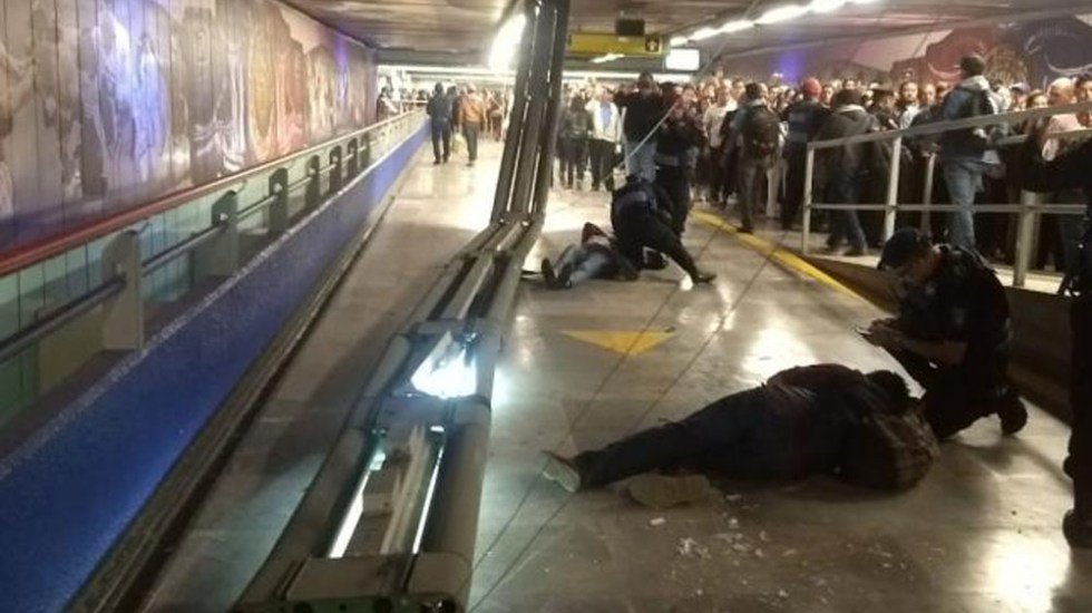 Lámparas en Metro Garibaldi se desprenden; lesionan a dos personas