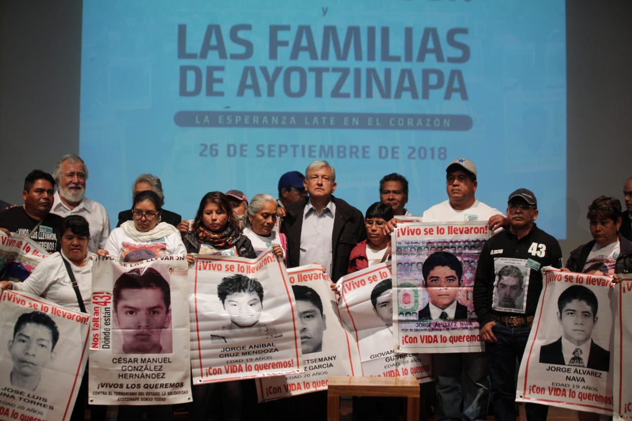 López Obrador se compromete a crear comisión por caso Ayotzinapa