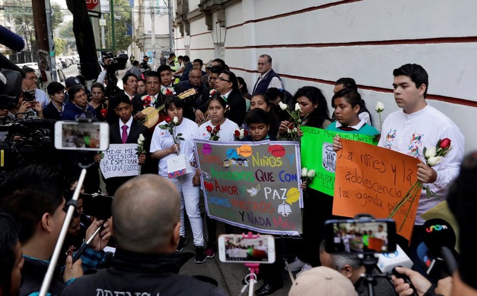 Niños llevan serenata a López Obrador