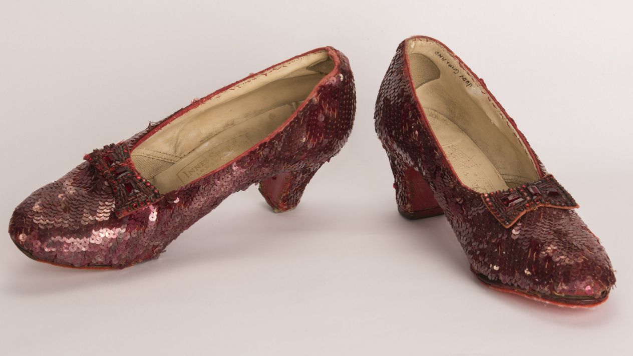 FBI recupera los zapatos rojos que Judy Garland usó en ‘El mago de Oz’