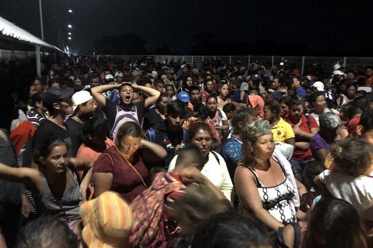 Migrantes siguen varados en frontera sur de México; Marina los auxilia