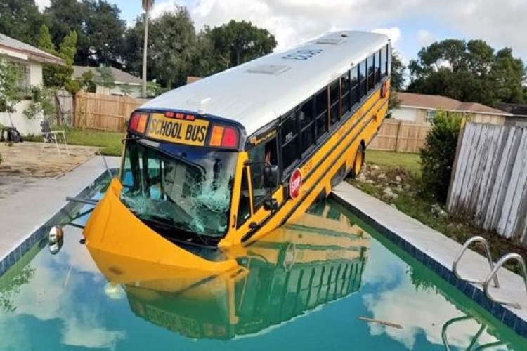 Autobús escolar termina en alberca tras accidente en Pine Hills