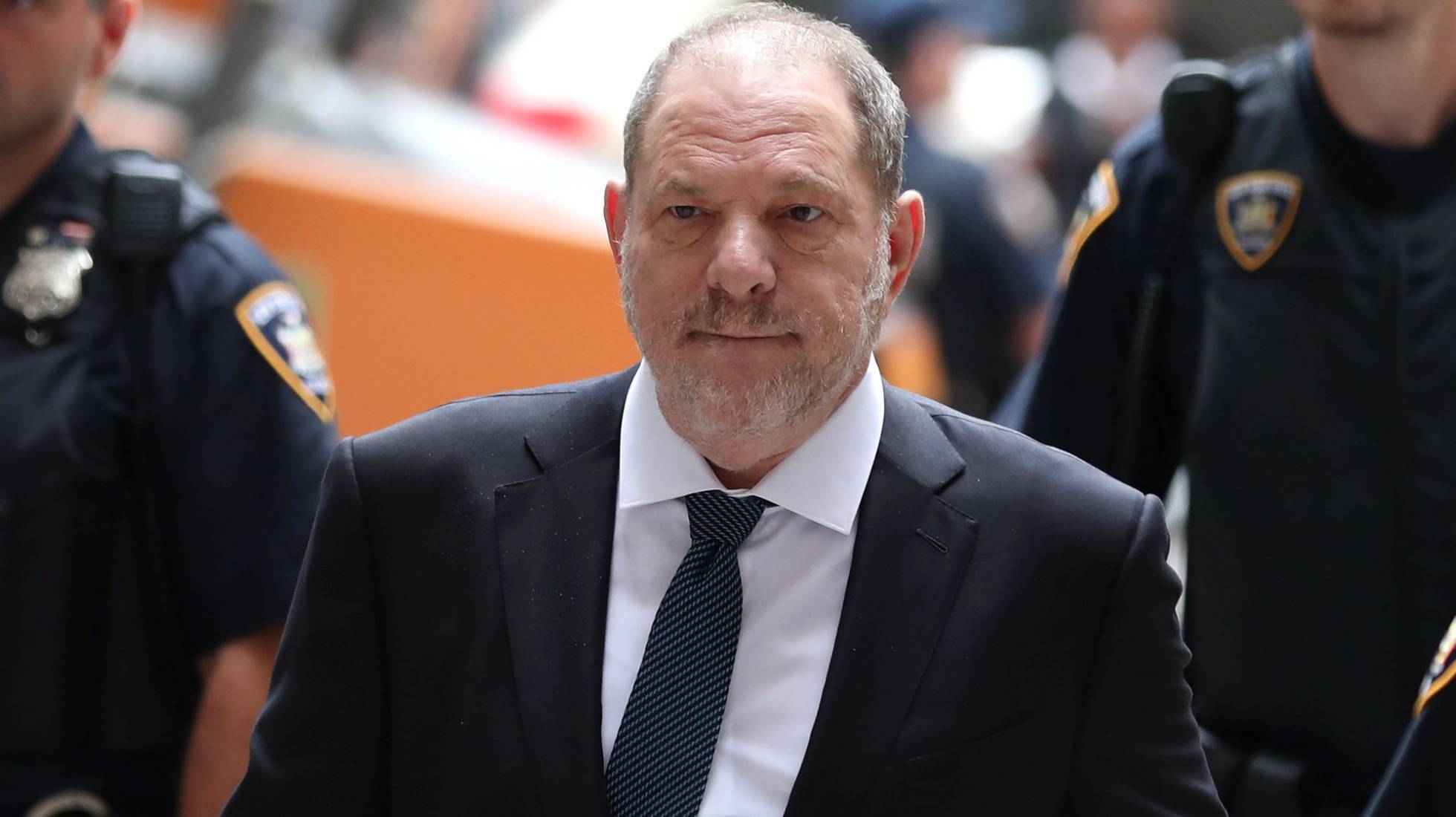 Juez desestima uno de los 6 cargos contra Harvey Weinstein
