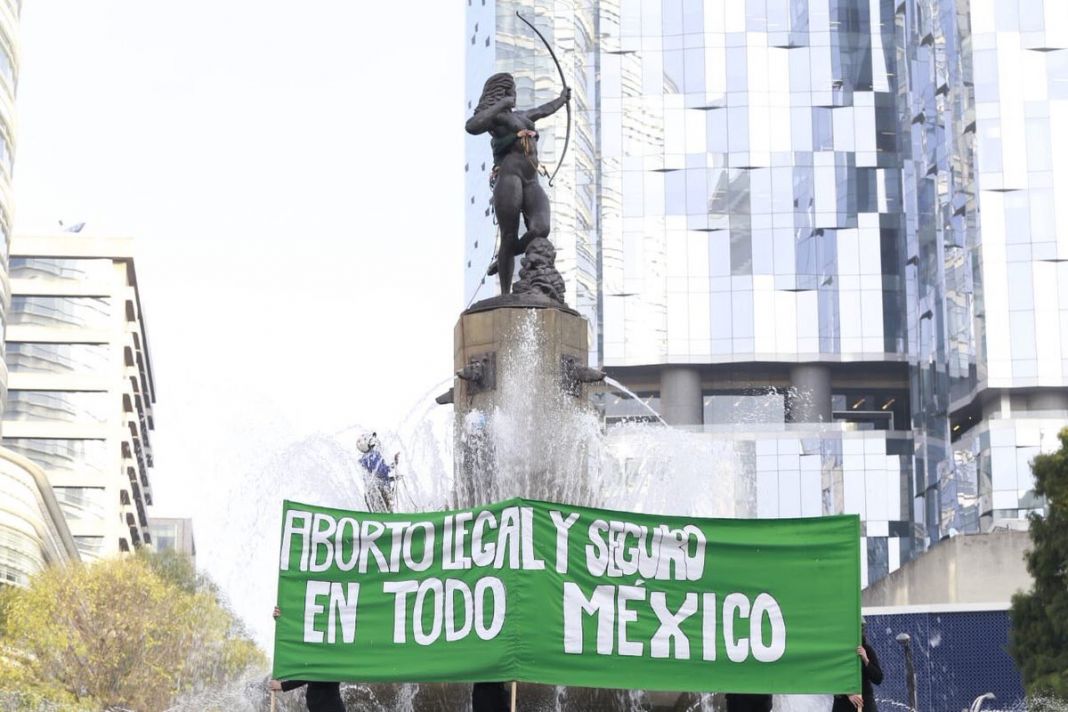 Con pañuelo verde, la Diana Cazadora se suma a movimiento en pro del aborto