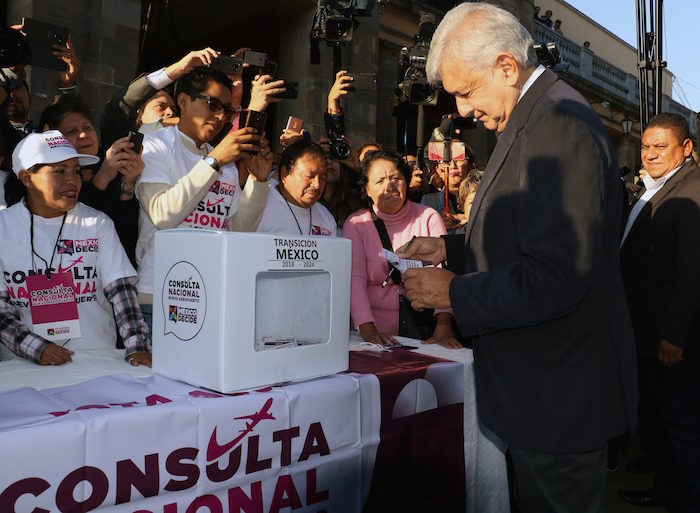 Si Santa Lucía gana, los contratos de Texcoco serán respetados: AMLO